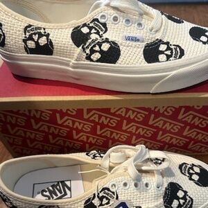 Brand New With Tags, With Box-Authentic 44 Dx Skulls Vans Mens Sz 7/Wmn Sz  8.5